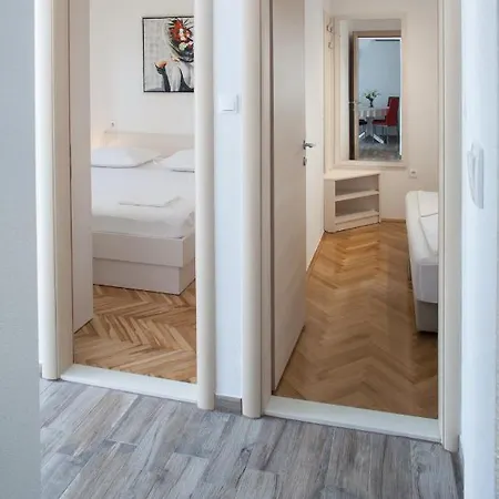 City Sara מאקרסקה